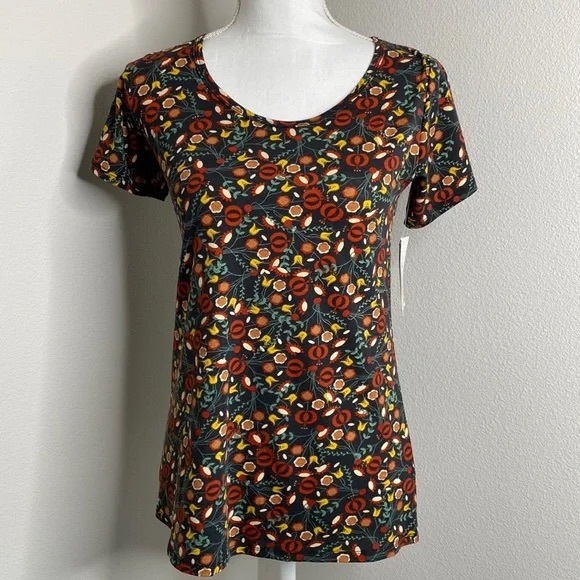 LuLaRoe Tops - 💚 3/$15 New LuLaRoe XS Classic T-Shirt